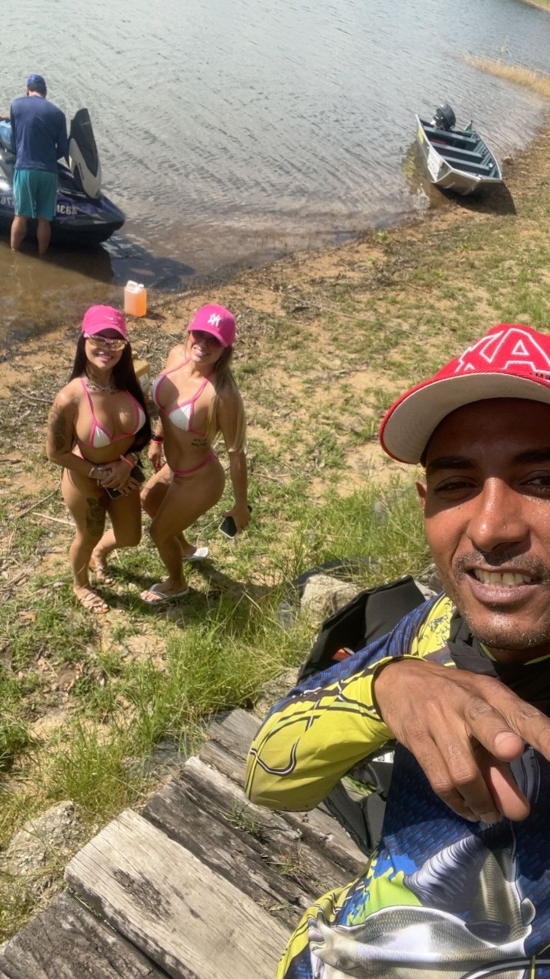 Alunos e instrutor da Escola Náutica Santana na beira da represa com jet ski
